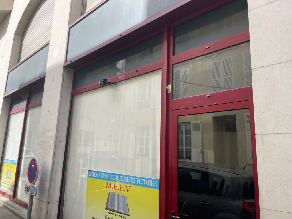 BUREAU AVEC VITRINE A LOUER